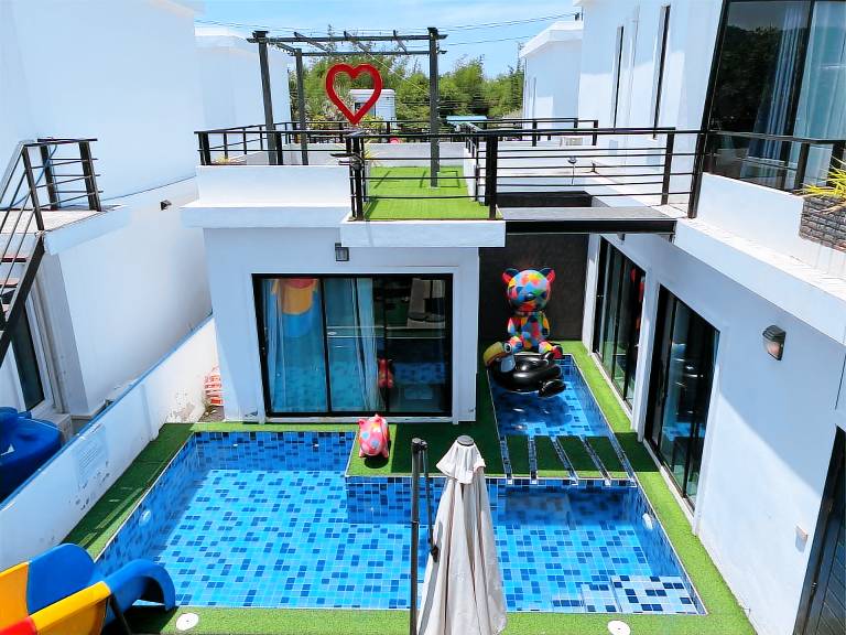Villa with yard & pool — photo 4