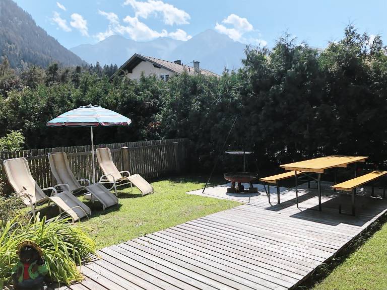 Holiday apartment with yard & patio — photo 5