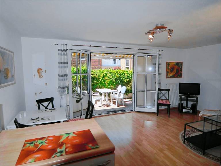 Rental apartment with patio & yard — photo 3