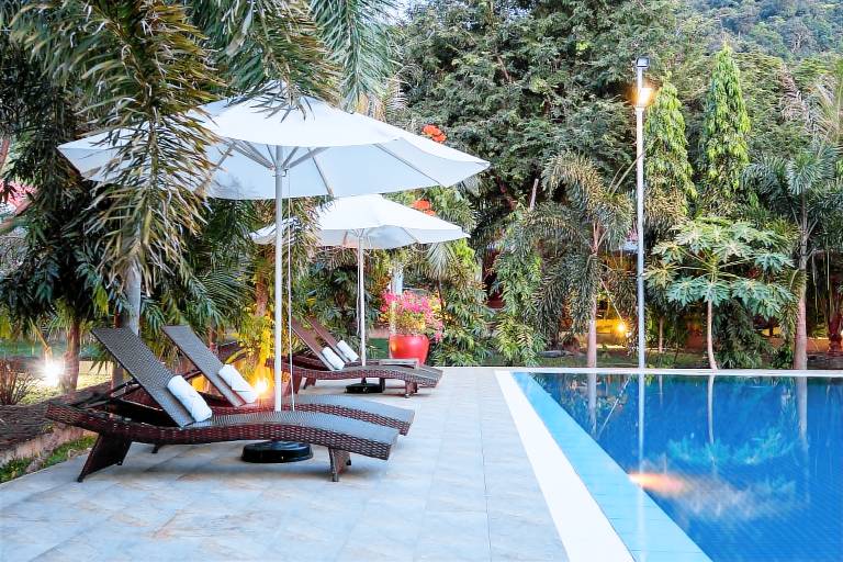 Lovely bungalow with garden, jacuzzi & pool | Pet-friendly in Kep