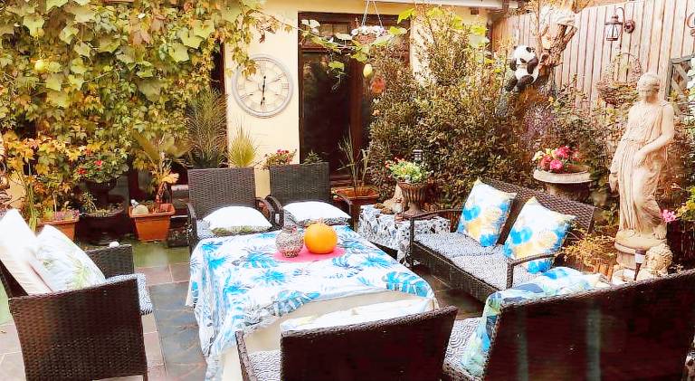 Vacation home with yard — photo 4