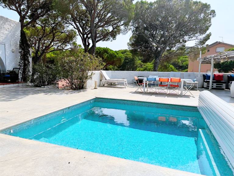 Fully equipped ample vacation home with yard, pool & patio | Sea view | Good for workation | Dogs allowed — photo 2