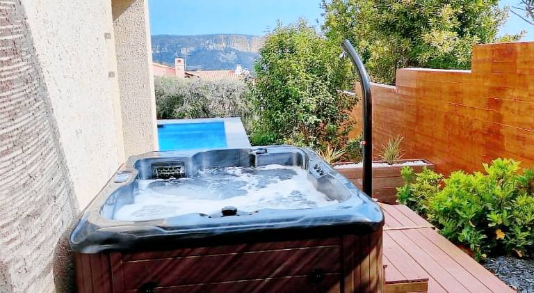 Holiday apartment with jacuzzi & pool in Cassis