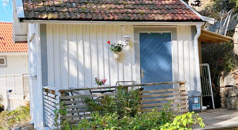 Lodge with garden, terrace & barbecue in Uddevalla