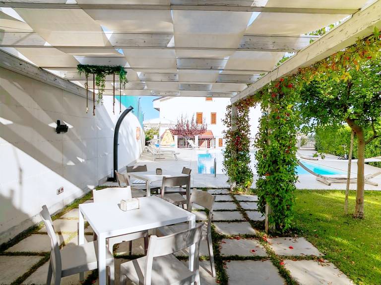 Child-friendly ample apartment with private pool, yard & patio | Dogs allowed — photo 3