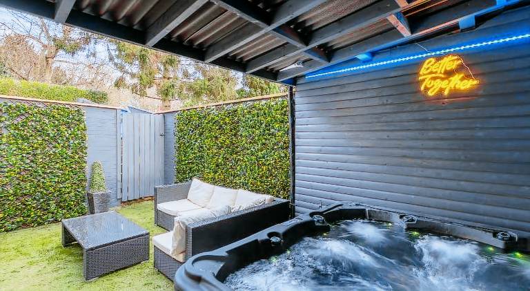 Holiday apartment with jacuzzi & pool in Darlington