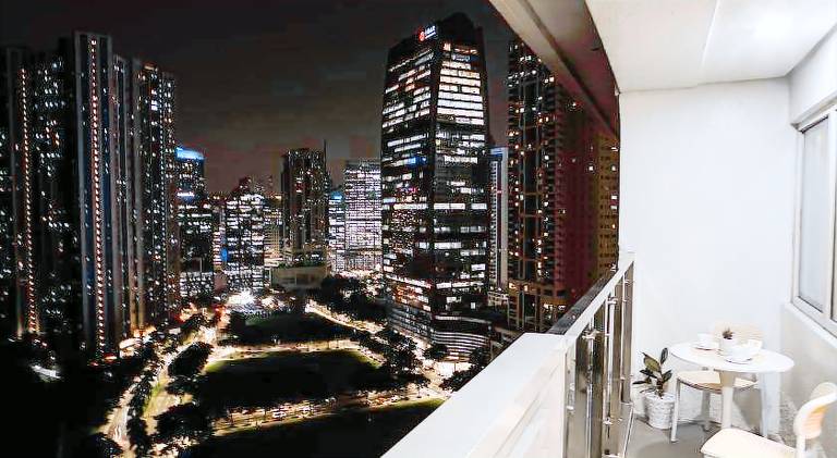 Le Martell 1BR BGC Condo Unit - Infinity Pool & Gym Access with 360 City View — photo 5