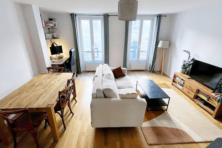 T3 bright and quiet 2 steps Montmartre Batignolles