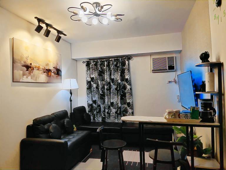 Apartment with pool & yard | City view — photo 2