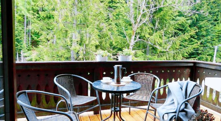 Apartment with patio, yard & barbeque — photo 5