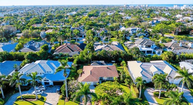 Pesaro - stylish 3BR retreat near Via Miramar Beach, beautifully renovated home with a private pool, — photo 5