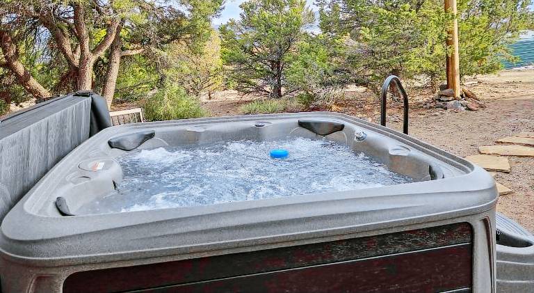 House with jacuzzi — photo 4