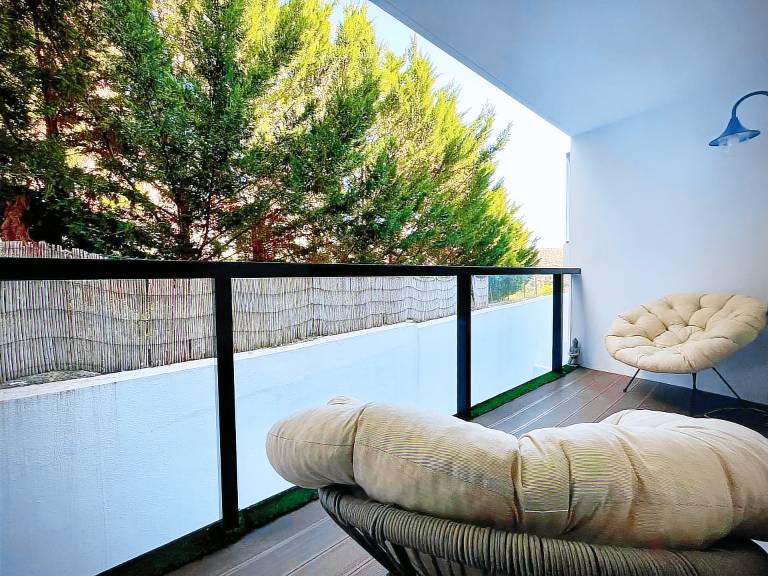 Rental apartment with BBQ, patio & pool — photo 5