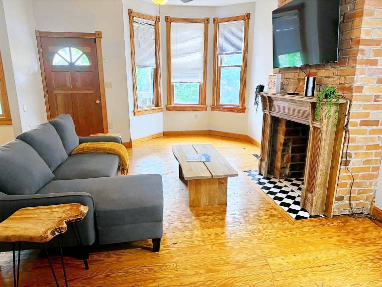 Top Rated - Free Parking - PRIME Location - CLEAN in Franklin, OH