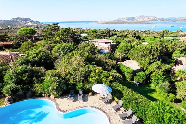 Family-friendly villa with yard, jacuzzi & barbeque | Pool view | Beach nearby | Pets allowed — photo 2
