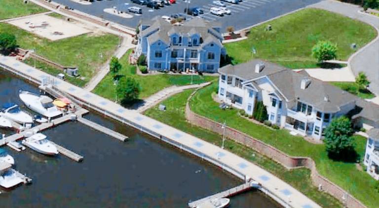 Pleasant vacation home with pool | Pets are welcome in Indiana