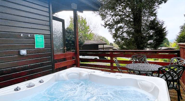 Chalet with hot tub in Newton Stewart