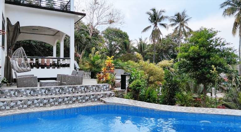 Vacation home with private pool, barbeque & garden in Zamboanguita