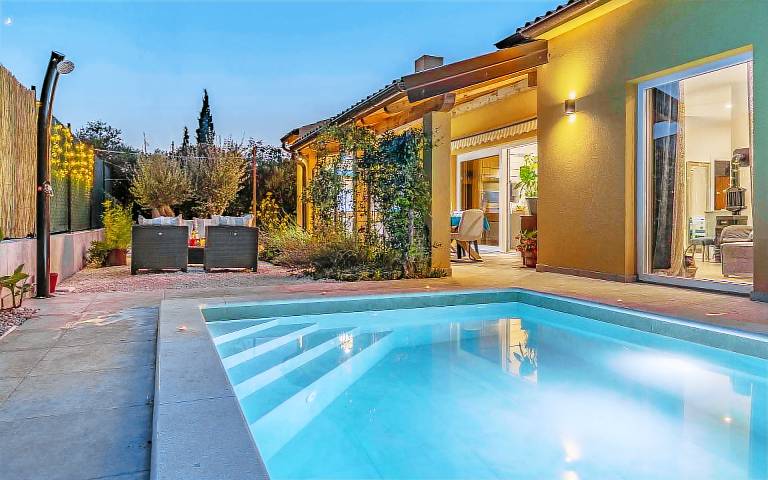 Vacation home with barbecue, private pool & patio — photo 3
