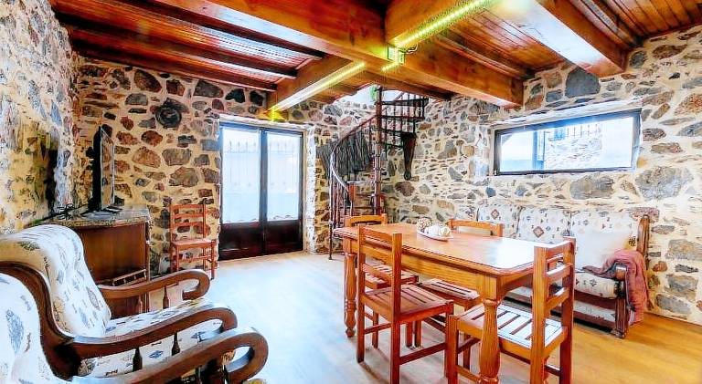 Fully equipped lovely vacation home with terrace, hot tub & private pool | Pets are welcome — photo 4