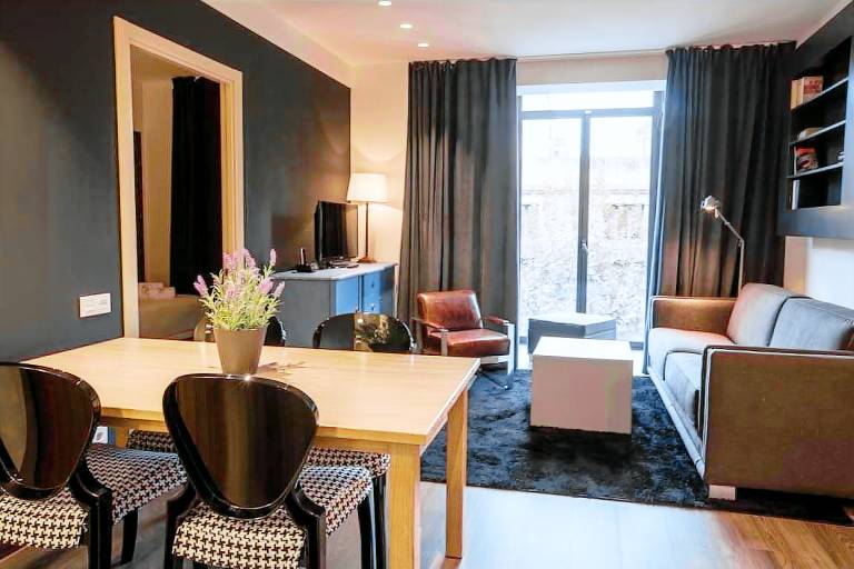 Serviced apartment with patio | Pet-friendly — photo 2