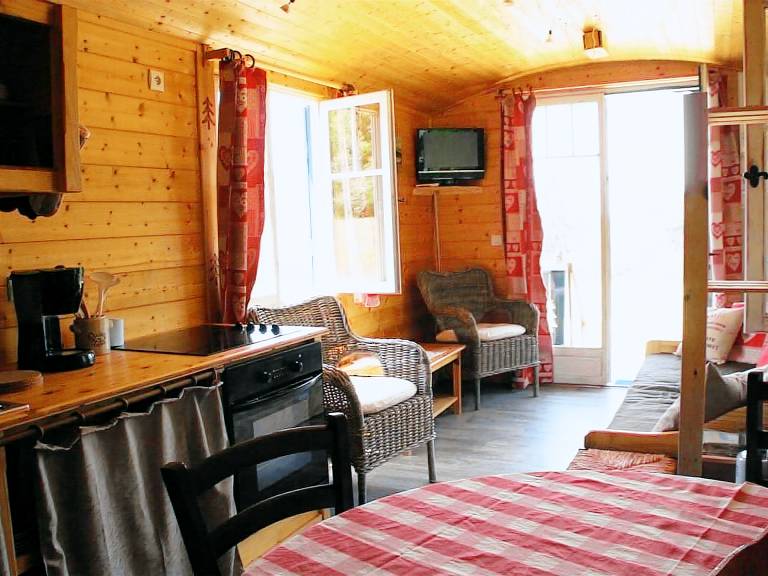 Charming 28m² Gypsy Caravan in Val de Loire, Sleeps 4, Near Castles & Bike Trails — photo 2