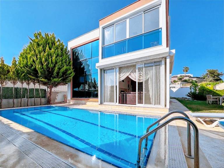 Villa with patio, garden & private pool in Menderes