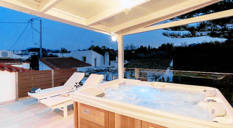 Cozy Secret Home with Jetted Tub in Rethymno