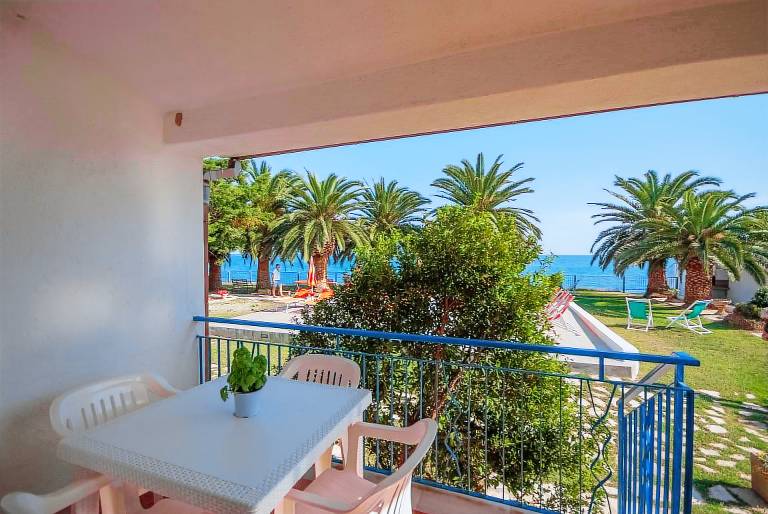 Family-friendly villa with barbeque, terrace & yard | Garden view | Next to the beach | Pets are welcome — photo 4