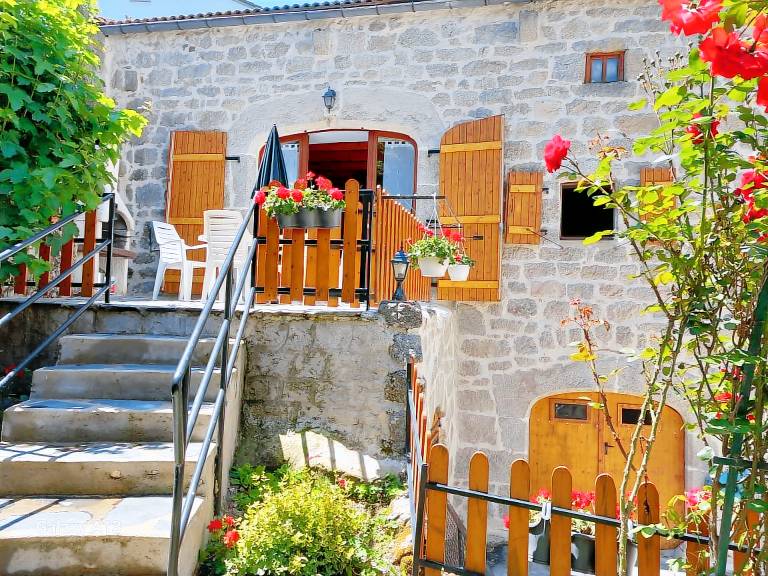 Fully equipped charming vacation home with barbecue & garden | Garden view | Pets are welcome — photo 3