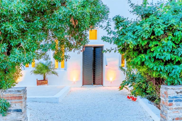 Children-friendly serviced apartment with garden, terrace & jacuzzi | Dogs allowed in Naxos