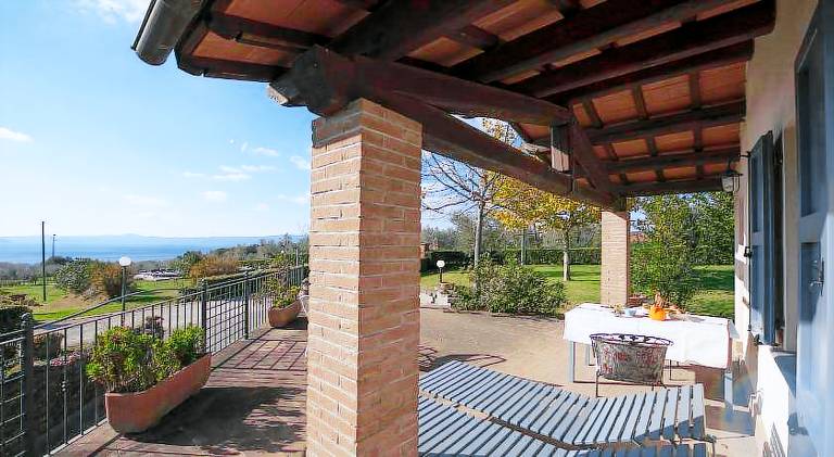 Rental apartment with patio, pool & barbecue — photo 4