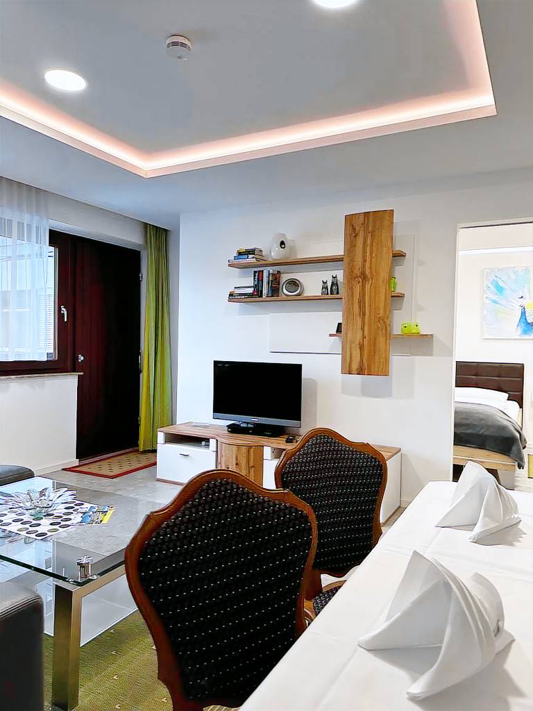 Holiday apartment with yard, sauna & pool in See