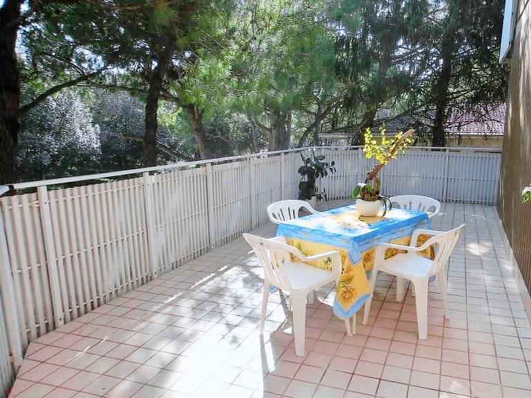 Rental apartment with yard — photo 2