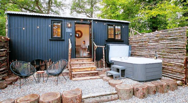 Lodge with hot tub & patio | Pet-friendly in Stirling