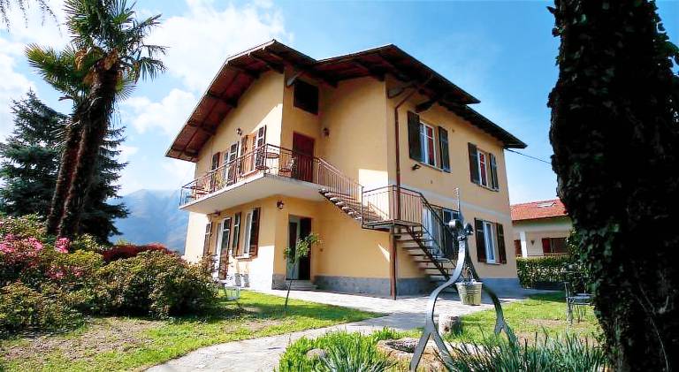 Serviced apartment with patio & yard in Bellagio