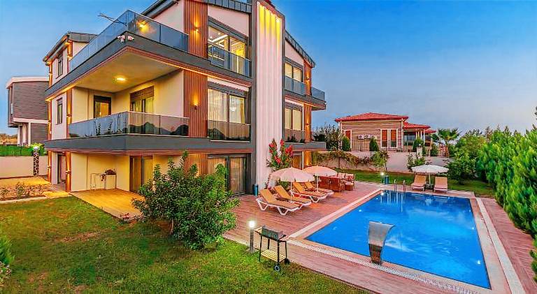Villa with yard, grill & private pool | Pet-friendly — photo 5