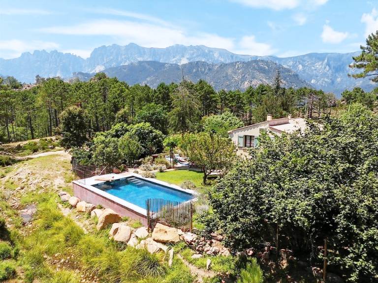 Child-friendly wonderful house with yard, private pool & barbeque | Pets allowed in Sartene