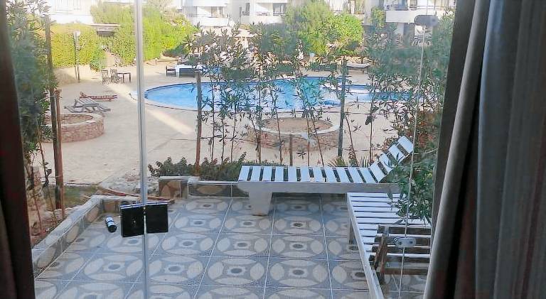 Holiday apartment with pool, yard & terrace — photo 4