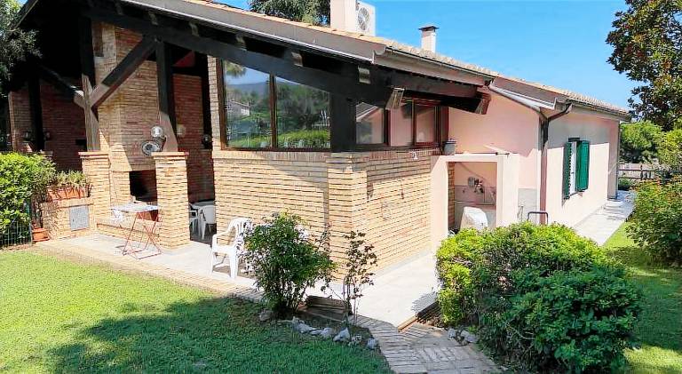 Fully equipped pleasant villa with terrace, BBQ & yard | Beach nearby | Pets are welcome — photo 4