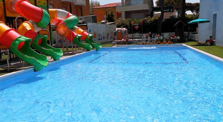 Apartment with pool — photo 3