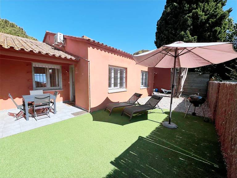 House with yard, pool & grill — photo 2