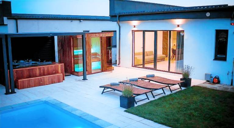Charming villa with pool, hot tub & sauna | Pets are welcome in Bucharest