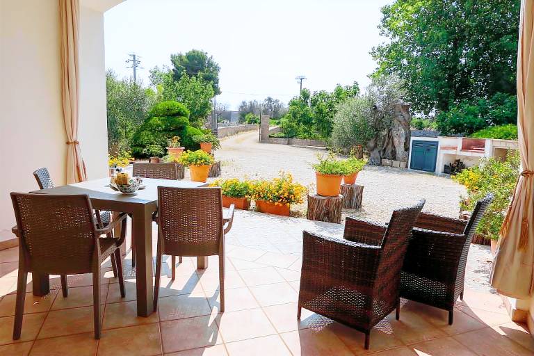 Beautiful rental apartment with yard & BBQ | Pet-friendly — photo 3
