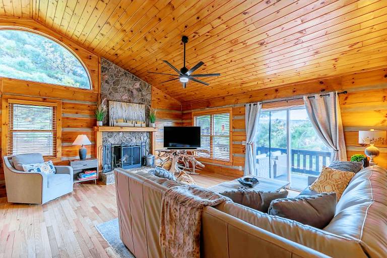 Horse Valley Lodge - Pool Table, Firepit, Indoor fireplace, Pet Friendly — photo 2