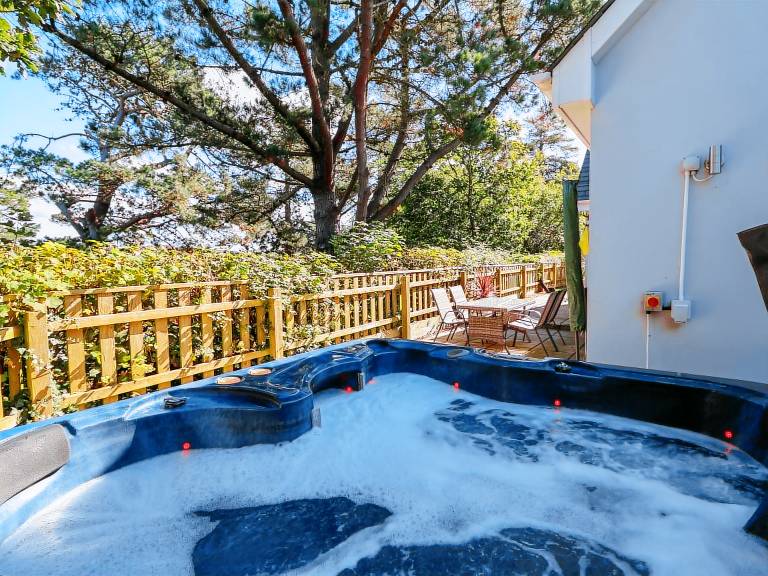 Family-friendly pleasant cottage with jacuzzi & garden | Pets are welcome — photo 2
