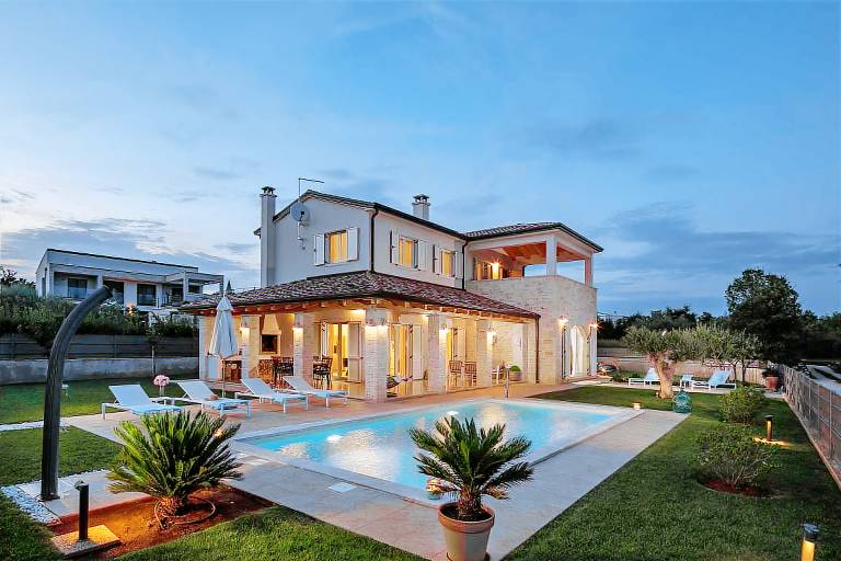 Charming 3-Bedroom Villa with pool in Tar-Vabriga