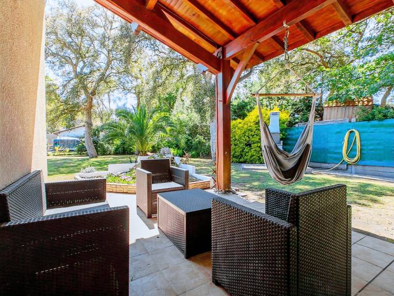 Vacation home with grill, yard & patio — photo 3