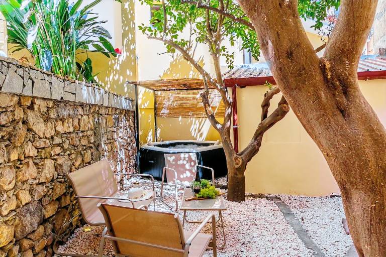 Lovely holiday apartment with hot tub, terrace & yard | Pets are welcome — photo 2