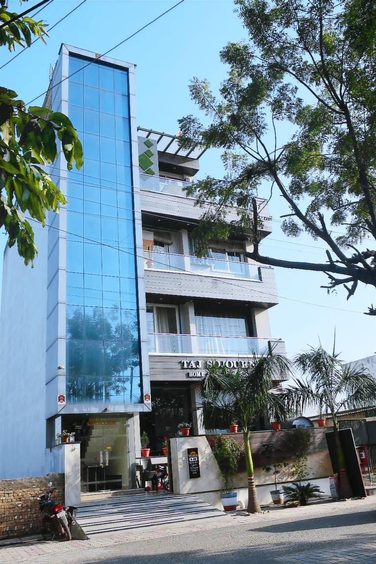 Bed and breakfast  Tajganj